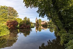 Muskauer Park mit Blick aufs Neue Schloss