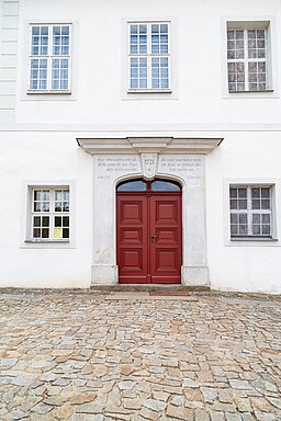 Rote Eingangstür des Zinzendorfschloss